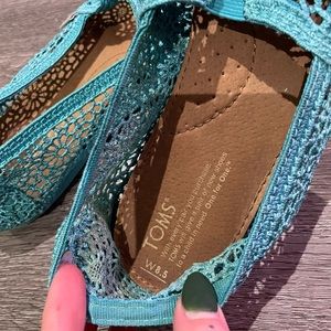 8.5 teal lace Toms